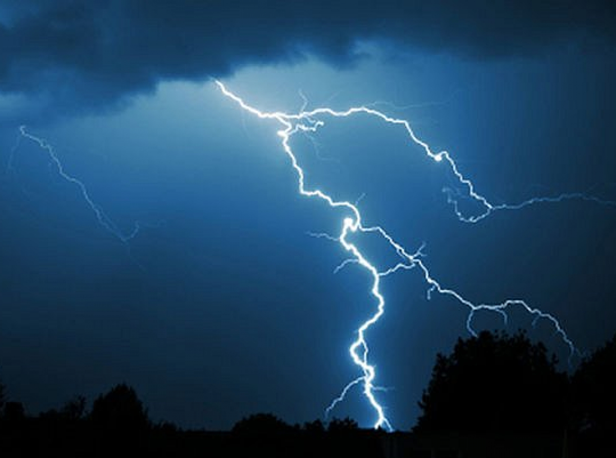 Lampi di oscurità in una strana notte di vecchie carte perdute. Visioni, ricordi, rimorsi solitari